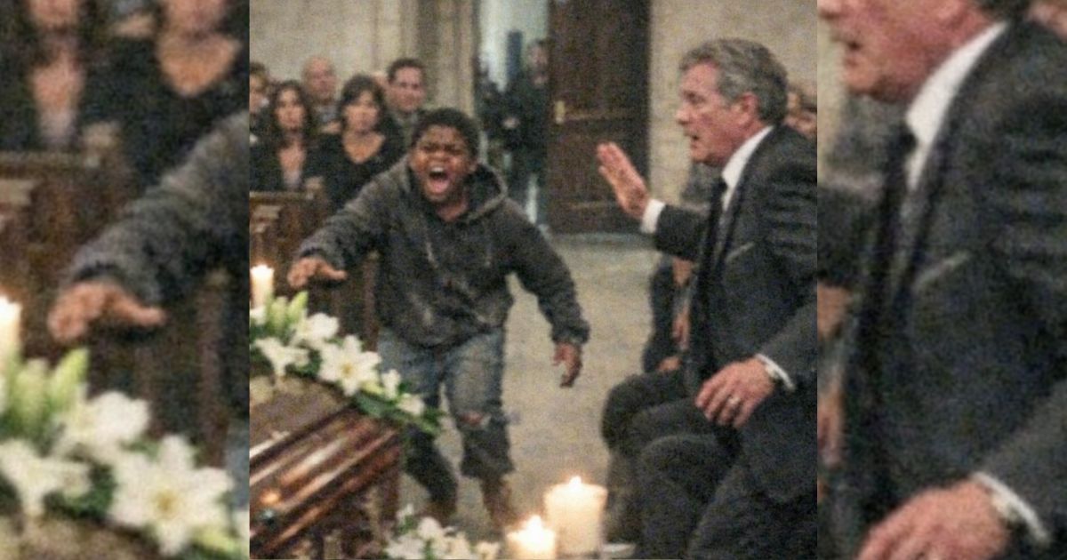 Al funerale, un ragazzino scalzo corre alla bara e urla una frase che gela tutti in cappella