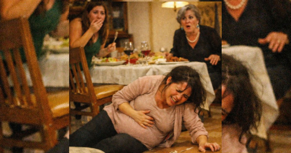 La suegra “bromeó” moviendo la silla en la cena familiar… hasta que la embarazada cayó y gritó aterradoramente