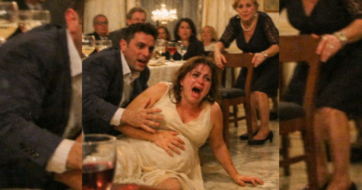 Le tolse la sedia davanti a tutti: Chiara, incinta di otto mesi, cadde a terra e la sala gelò