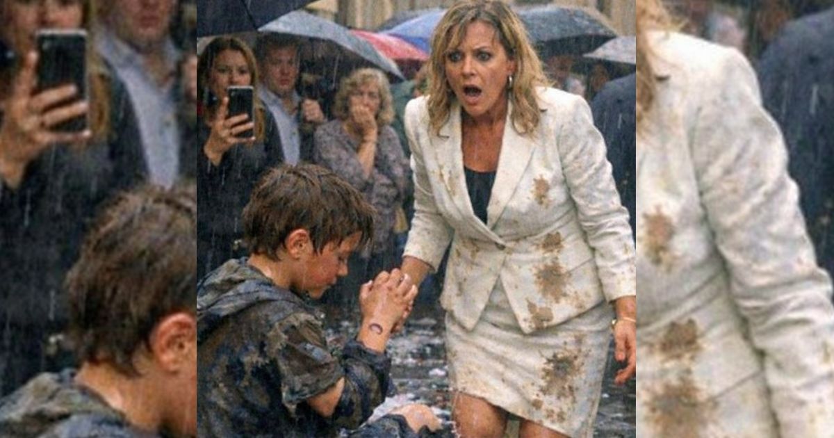 Lei la spinse nella pozzanghera davanti a tutti… poi vide quel segno sul polso e sbiancò all’istante