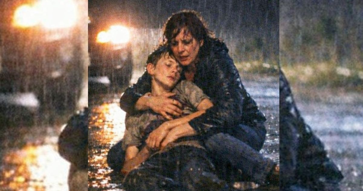 Sotto il diluvio vide un ragazzo quasi morto: lo salvò d’istinto… e anni dopo lui tornò per lei