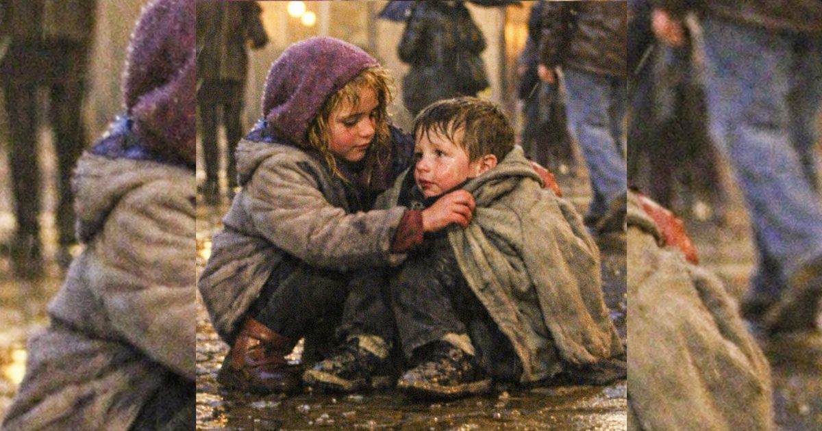 Tutti passarono oltre quel bambino infreddolito sotto la pioggia… finché una bimba con biscotti si fermò davvero