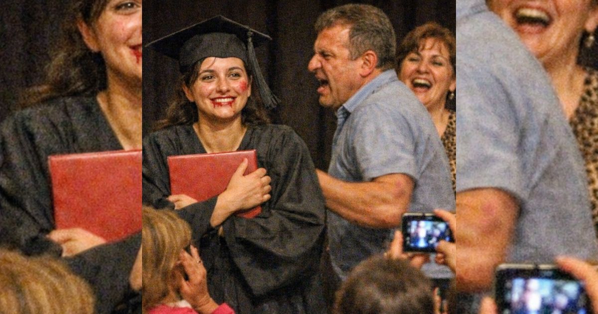 Alla mia laurea mio padre mi ha schiaffeggiata sul palco… e io ho sorriso: nessuno immaginava cosa sarebbe successo dopo