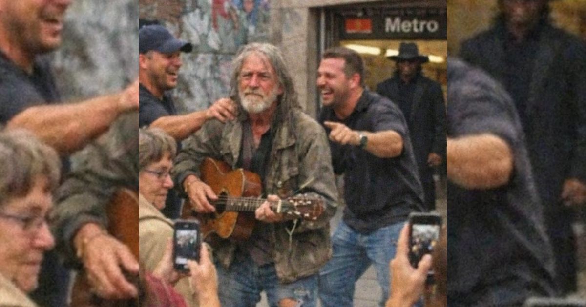 Dos hombres se burlaron y empujaron al cantante callejero… pero detrás del público alguien de negro ya lo estaba mirando
