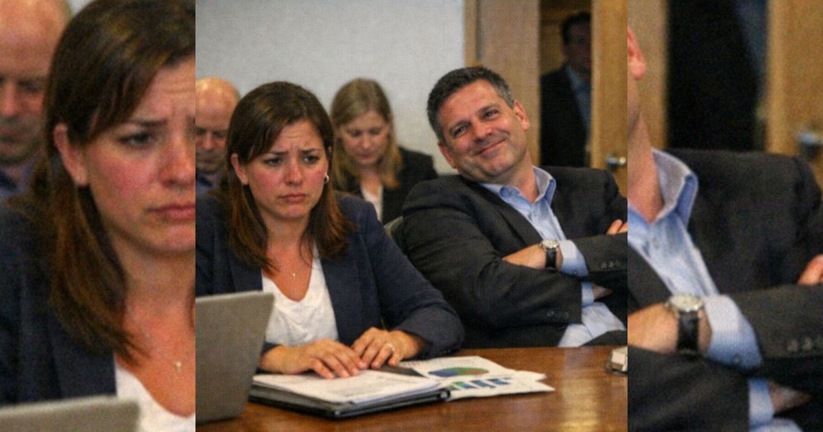 La humillaron en la sala de juntas… y el director general entró justo cuando nadie esperaba escuchar esa frase