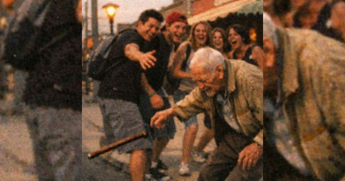 Se burlaron de un anciano en plena calle… y no vieron la señal que llamó a todos