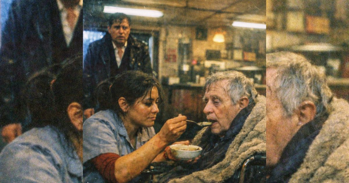 Un magnate entra empapado a un comedor vacío y descubre a una mesera dando sopa a un anciano olvidado