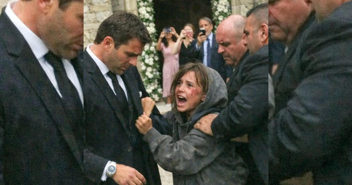 Una niña sin hogar detuvo la boda en la puerta… y dijo dos palabras secretas que lo cambiaron todo